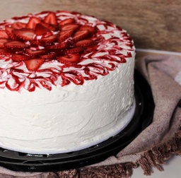 [78] BOLO NINHO COM MORANGO