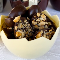 [820] OVO SURPRISE CHOCOLATE PRETO E AVELÃ