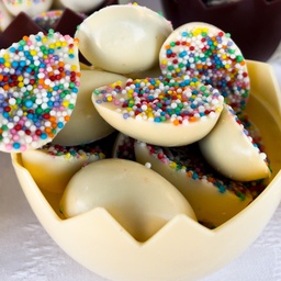 [819] OVO SURPRISE CHOCOLATE BRANCO E AVELÃ