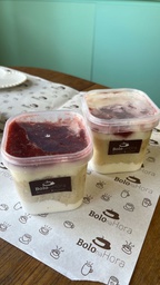 [815] BOLO NO POTE NINHO COM MORANGO